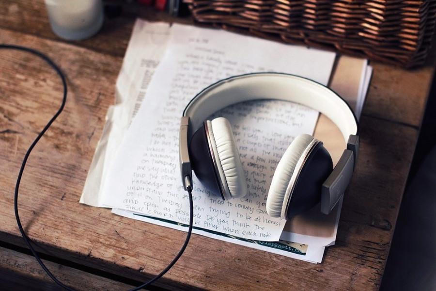 Over The Ear Headphones: Their Benefits & How to Find The Best Ones
