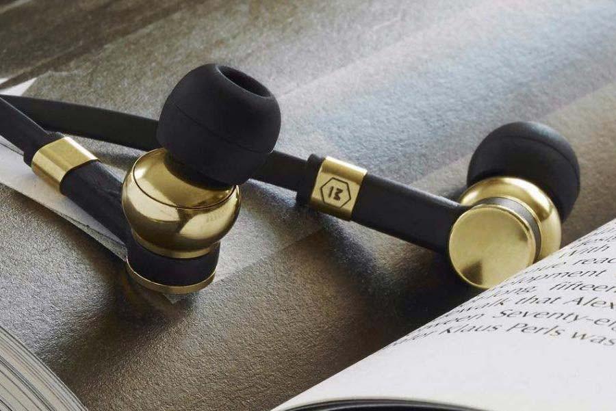 Over The Ear vs In Ear Headphones